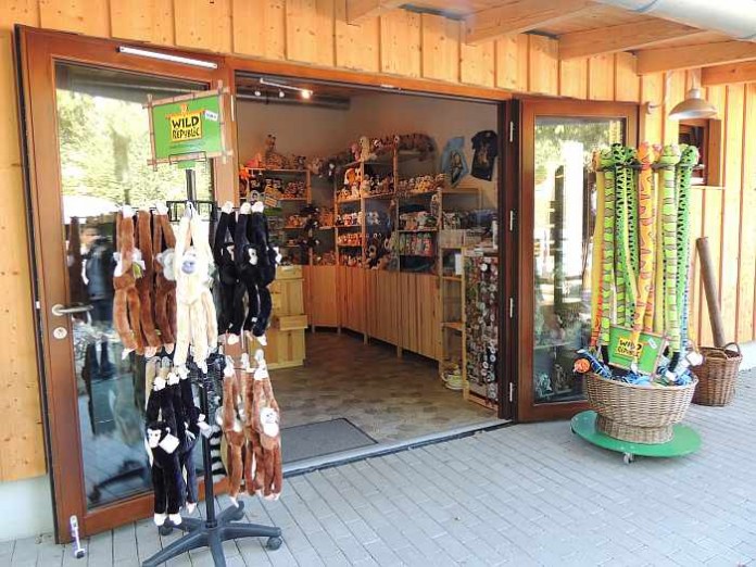 Der neue Zoo-Shop im Zoo Landau in der Pfalz lädt zum Stöbern ein.